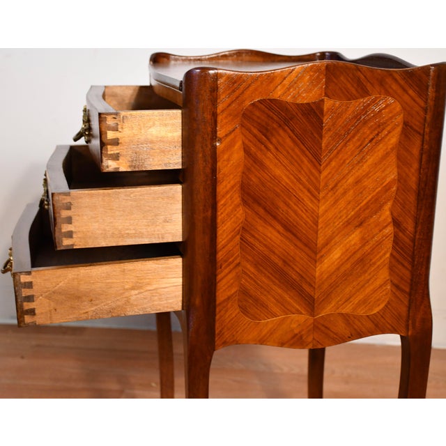 1910 Antique French Louis XV Satinwood Inlaid Pair of Nightstands Bedside Tables For Sale - Image 9 of 16