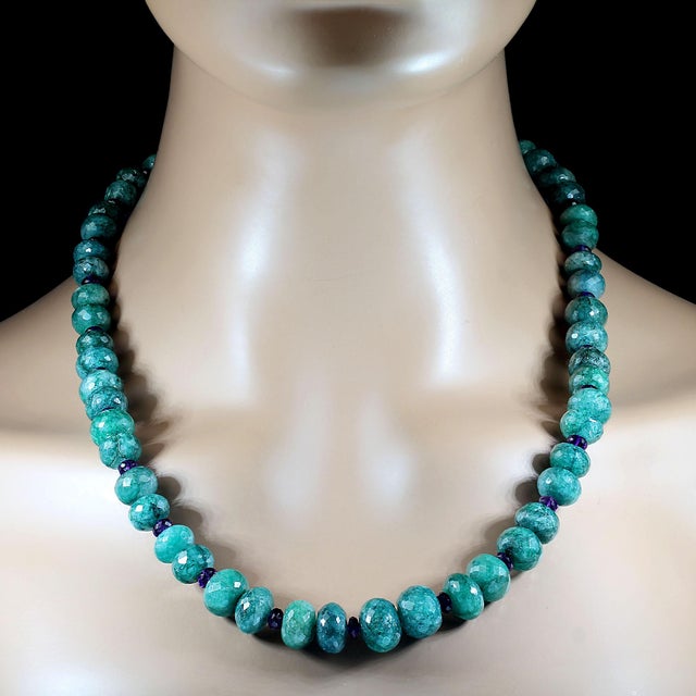 2020s Ajd 22 Inch Graduated Rondels of Faceted Emerald Necklace With Amethyst Accents For Sale - Image 5 of 5