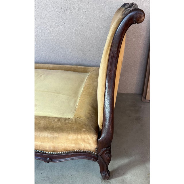 Brown 19th Century French Louis XV Period Carved Walnut Daybed For Sale - Image 8 of 12