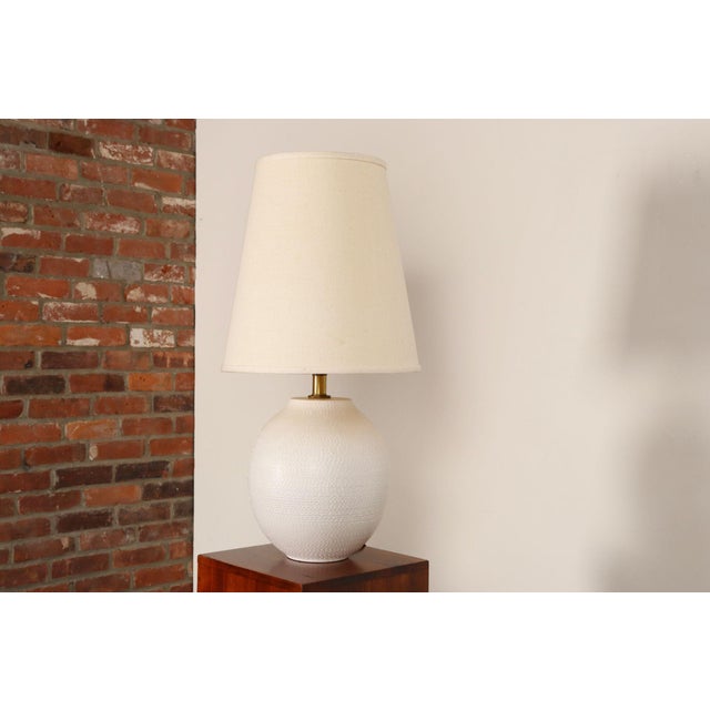 Mid-Century Modern Vintage White Stippled Ceramic Orb Table Lamp by Lee Rosen for Design Technics For Sale - Image 3 of 16