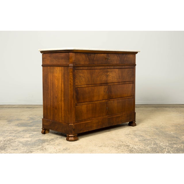 Mid-19th Century French Louis Philippe Walnut Commode With Carrara Marble Top For Sale - Image 14 of 18