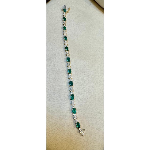 Metal 5 Carat Emerald Tennis Bracelet 14 Karat Yellow Gold, 6.5 Inch For Sale - Image 7 of 18