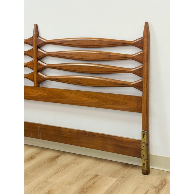 Brown Vintage Heritage Furniture MCM Pointed King Headboard Mid Century Modern Bed For Sale - Image 8 of 17