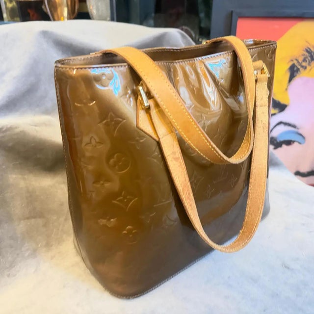 A 2000 Louis Vuitton Brown Patent Leather and Vachetta Houston Shoulder Bag For Sale - Image 14 of 18