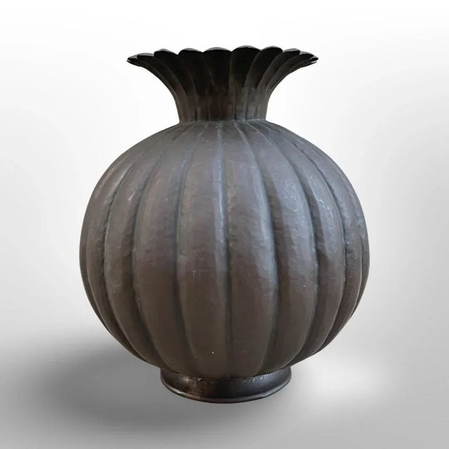 This Italian Modernist Monumental Brass Urn by Egidio Casagrande is a stunning piece of art. Crafted from high-quality...