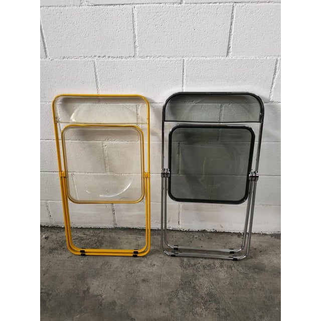 Transparent folding chair, with steel structure. Measurements: seat height 45cm, width 48cm, depth 46cm, total height 75cm.