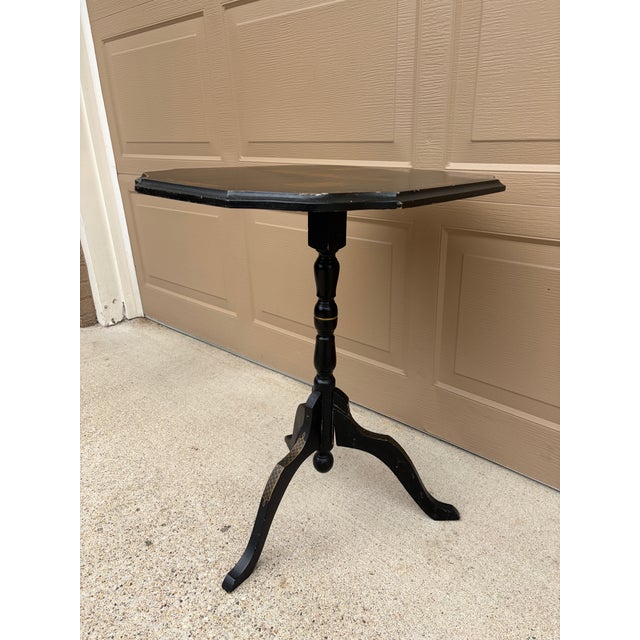 1940s Regency Chinoiserie Black Painted Walnut Side Table With Hand-Painted Scenes For Sale - Image 4 of 10