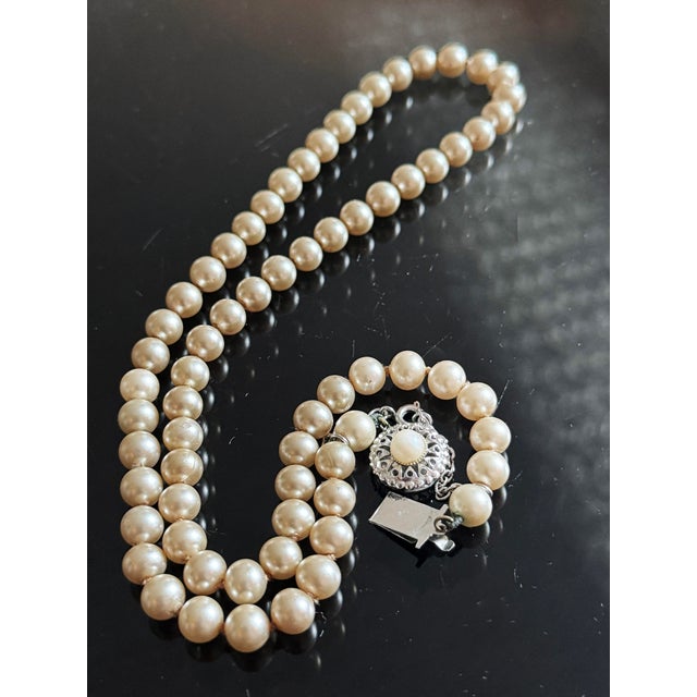 Cream Vintage Mid Century Glass Faux Pearl Necklace With Filigree Box Clasp For Sale - Image 8 of 12