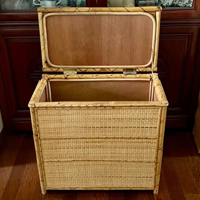 Mid 20th Century Vintage Chinoiserie Bamboo and Cane Wicker Lidded Small Side Table, Blanket Chest For Sale - Image 5 of 12