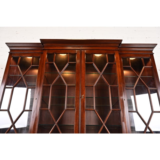 Henkel Harris Georgian Carved Mahogany Lighted Breakfront Bookcase Cabinet For Sale - Image 10 of 15