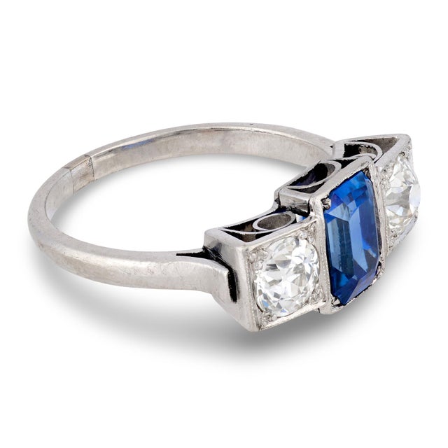1920s Art Deco 2.30 Carat Sapphire Diamond Platinum Three Stone Ring, Size 7 For Sale - Image 4 of 6