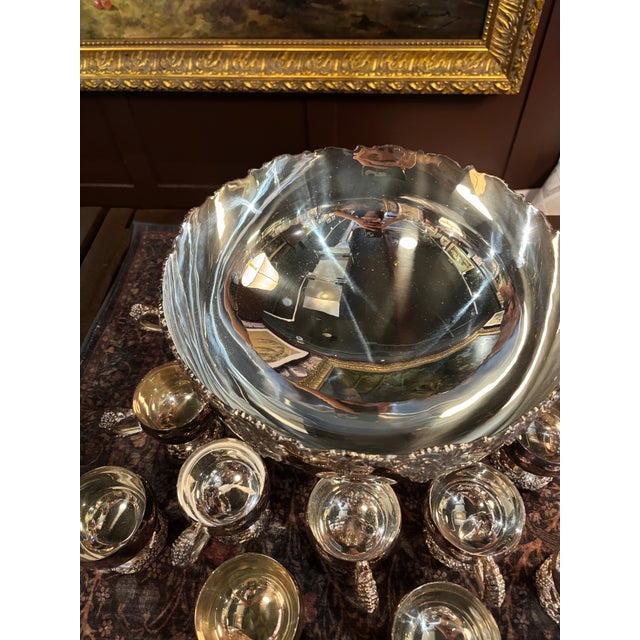 American Vintage Webster Wilcox Silver Plate Punch Bowl Set, 16-Piece Grapevine Pattern, Large Bowl + 15 Cups [Gg] For Sale - Image 3 of 10