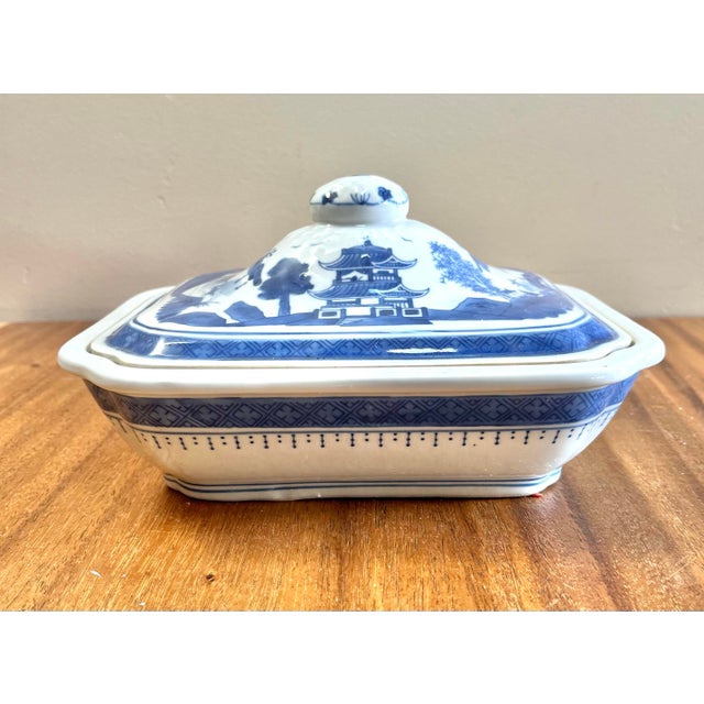 Early 20th Century Vintage Chinoiserie Blue and White Canton Pattern Covered Tureen For Sale - Image 5 of 8