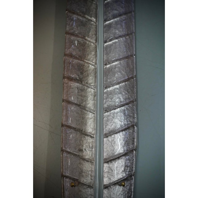 Beautiful design for this leaf-shaped applique, all pink with a vertical white rib. Refinement and class as in the Murano...