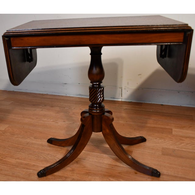 Wood Pair of 1950s English Regency Style Mahogany Pembroke Drop-Leaf Accent Tables For Sale - Image 7 of 14