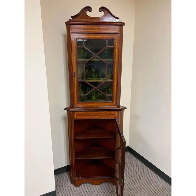 George III Style Satinwood Inlaid Mahogany Two-Part Coner Cabinet. Circa 1840. For Sale - Image 4 of 11