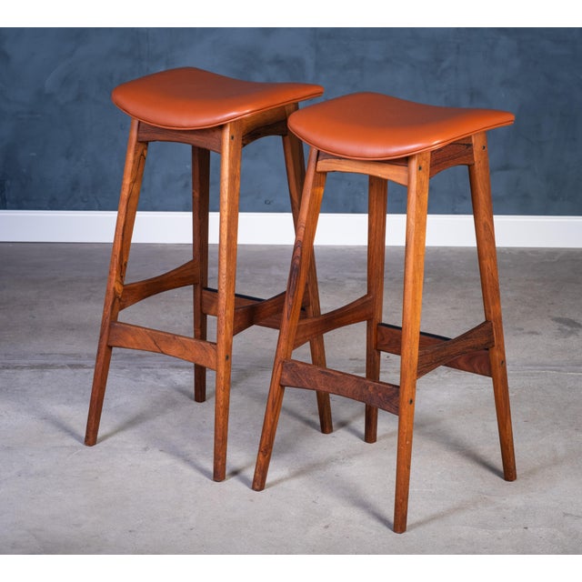 Mid-Century Modern Bar Stools in Rosewood with Cognac Leather by Erik Buch for Dyrlund, 1960s, Set of 2 For Sale - Image 3 of 10