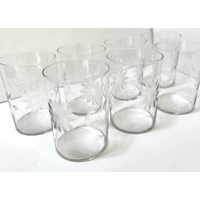 Floral Etched Glass Tumblers – Vintage Juice Glasses Set of 7, Mid Century Drinkware For Sale - Image 4 of 12