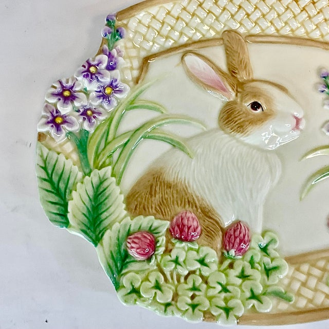 Ceramic 1990s Hollywood Regency Majolica Bunny Wall Plate, Fitz & Floyd. For Sale - Image 7 of 8