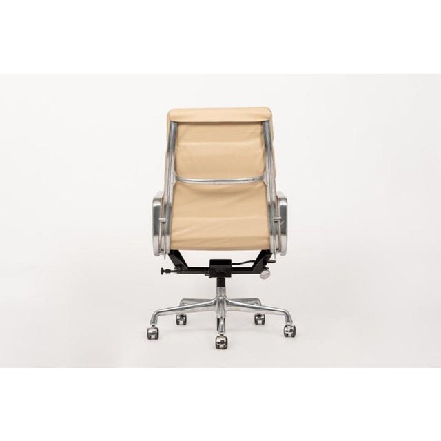 Cream Eames Herman Miller Tall Tan Leather Office Chair Aluminum Group For Sale - Image 8 of 13