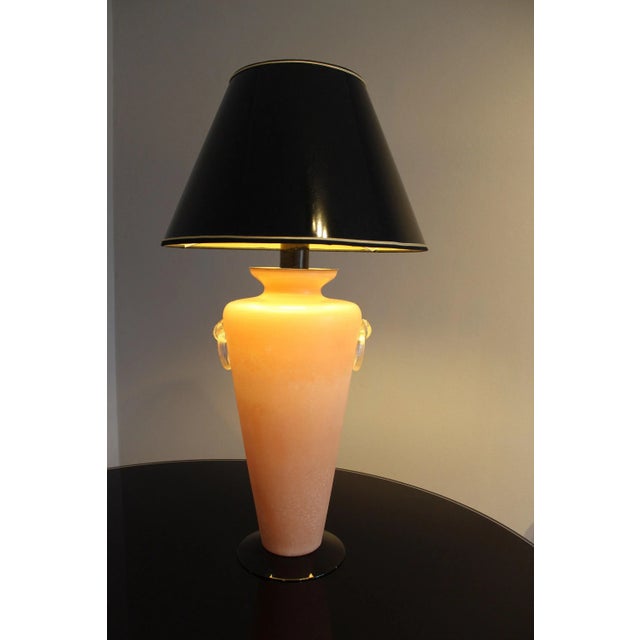 Large table lamp in Murano glass, very particular pink color, Italia 1950s, the elegance of the success of colored Murano...