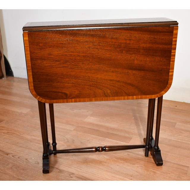 1920s Antique English Mahogany Banded Satinwood Drop-Leaf Side Table For Sale - Image 4 of 12