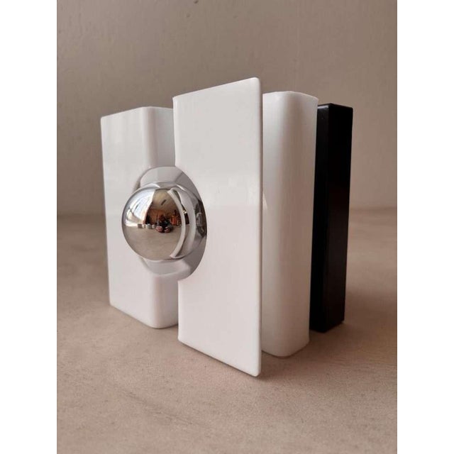 Space-age design with character. This 1970s wall lamp is made of semi-transparent, curved acrylic glass in an organic...