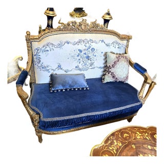 French Baroque Settee Sofa in Blue Velvet & Damask Fabric – Gold Leaf & Brass Carved Frame For Sale