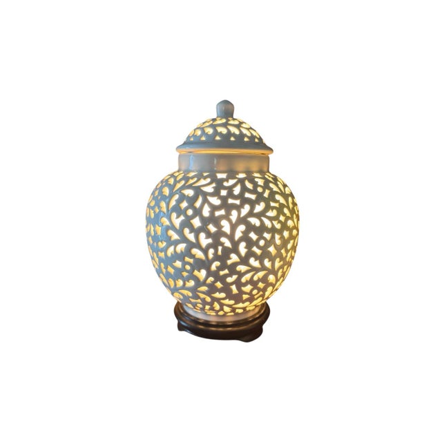 Mid 20th Century Vintage Mid 20th Century Hollywood Regency Pierced Ceramic Lidded Ginger Jar Table Lamp For Sale - Image 5 of 11