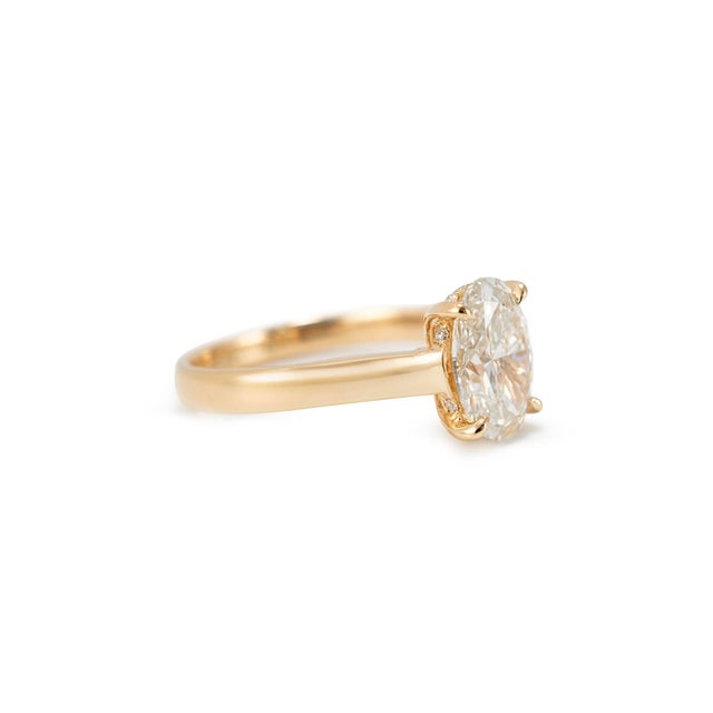 18k Yellow Gold 2.10ct Igi Oval Lab Grown Diamond Solitaire Engagement Ring, Size 7.5 For Sale - Image 4 of 10