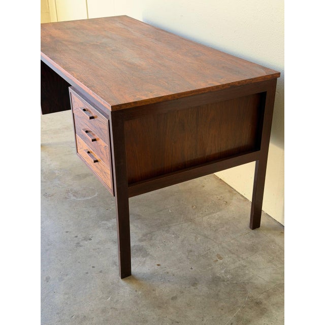 Mid Century Danish Rosewood Desk in Style of Kai Kristiansen – Floating Top Executive Writing Desk 1960s For Sale - Image 9 of 10