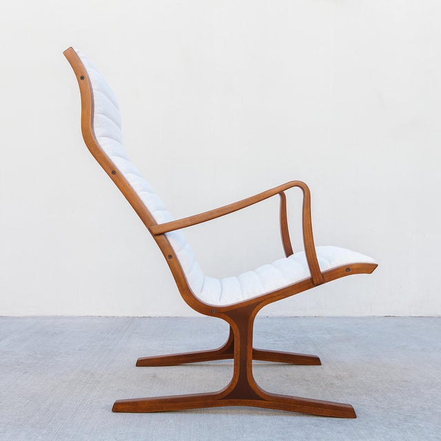 Vintage bentwood “Heron” lounge chair in oak and boucle, designed by Mitsumasa Sugasawa in 1966 and produced in Japan by...