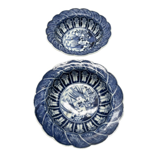 Rare Pair of 18th Century Chinese Export Blue and White Scalloped Bowls Long Eliza Motif For Sale
