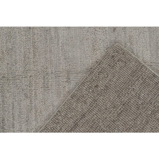 Textile Rug & Kilim’s Contemporary Runner and Textural Rug in Solid Gray Striae For Sale - Image 7 of 7