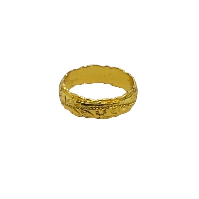 Traditional Mid‑Century 18k Gold Floral Vine Relief Band Ring, Size 8 For Sale - Image 3 of 3