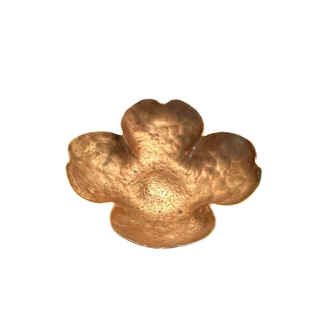 Mission Vintage Arts & Crafts Hammered Copper Dogwood Blossom / Clover Dish / Vide Poche / Pin Tray For Sale - Image 3 of 6