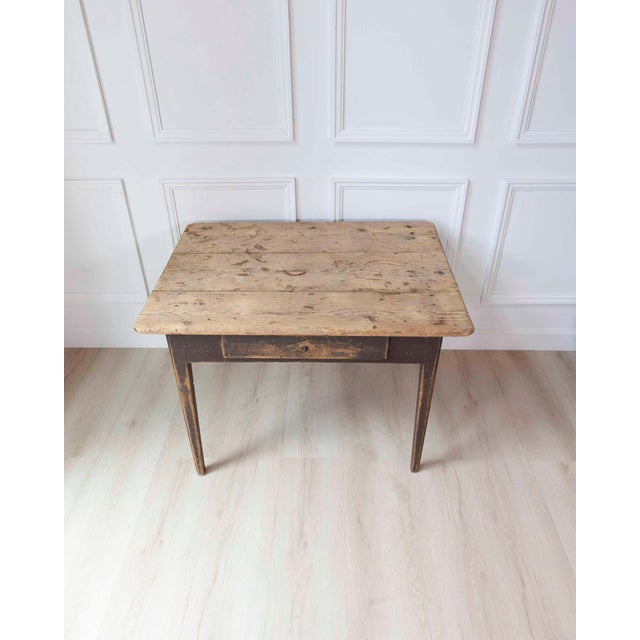 A charming Swedish country table from circa 1840, embodying the quiet honesty and warmth of rural Scandinavian design....