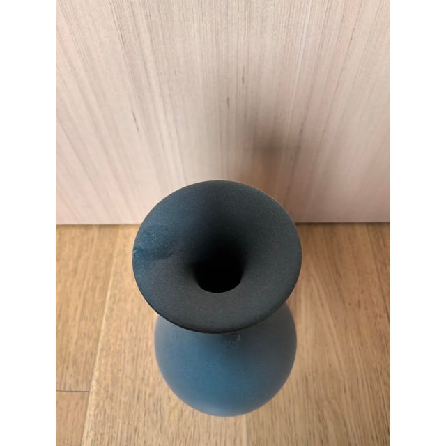 Early 20th Century Chinese Ceramic Vase Qing Dynasty Qianlong Marked Peacock Green Glaze Porcelain Yuhuchun Vase For Sale - Image 5 of 18