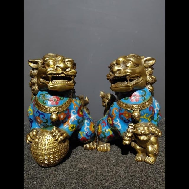 This is a striking pair of vintage cloisonné enamel guardian lions, also known as Foo Dogs or wealth-attracting door...