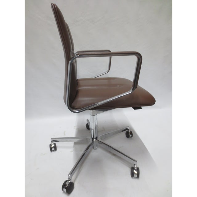 The Walter Knoll Leadchair Executive Low Back Office Chair is a luxurious, ergonomic office chair designed for comfort and...