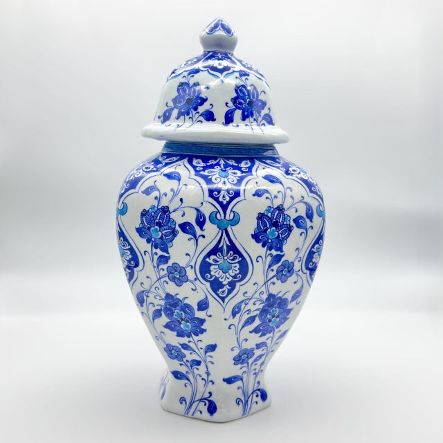 Blue Handmade Ceramic Faceted Ginger Jar (30cm) – Classic Blue & White Lotus Pattern – Large Lidded Decor For Sale - Image 8 of 9