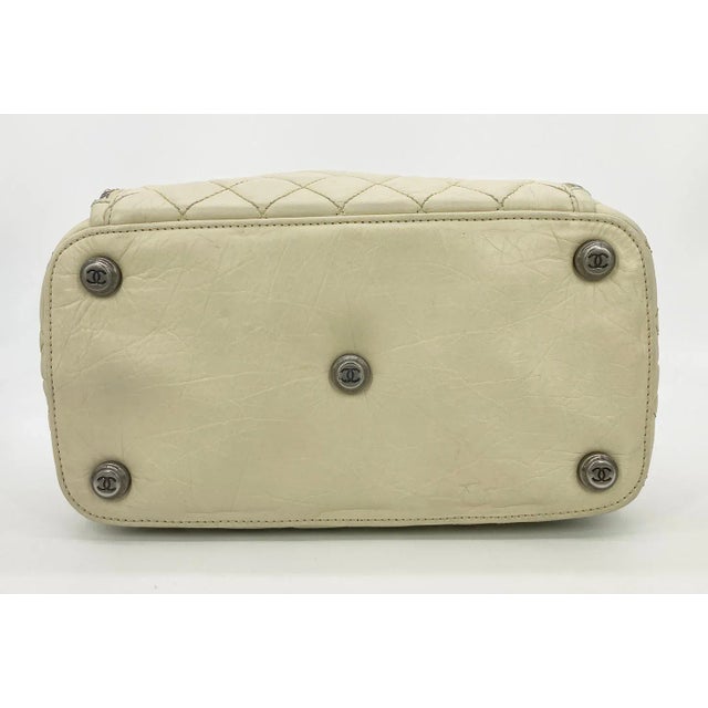Chanel Paris New York Cream Distressed Bowling Tote For Sale - Image 11 of 12