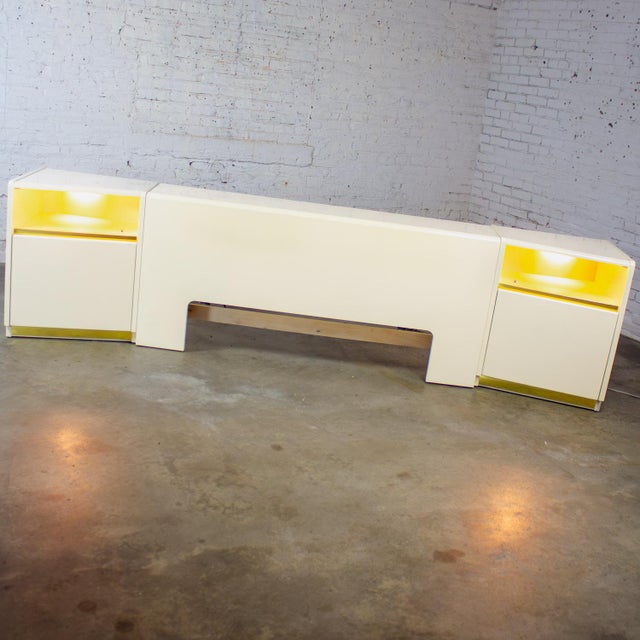 1990’s Modern to Postmodern Lane Furniture Queen Size Bed Headboard W/Nightstands White Lacquer & Brass For Sale - Image 18 of 18