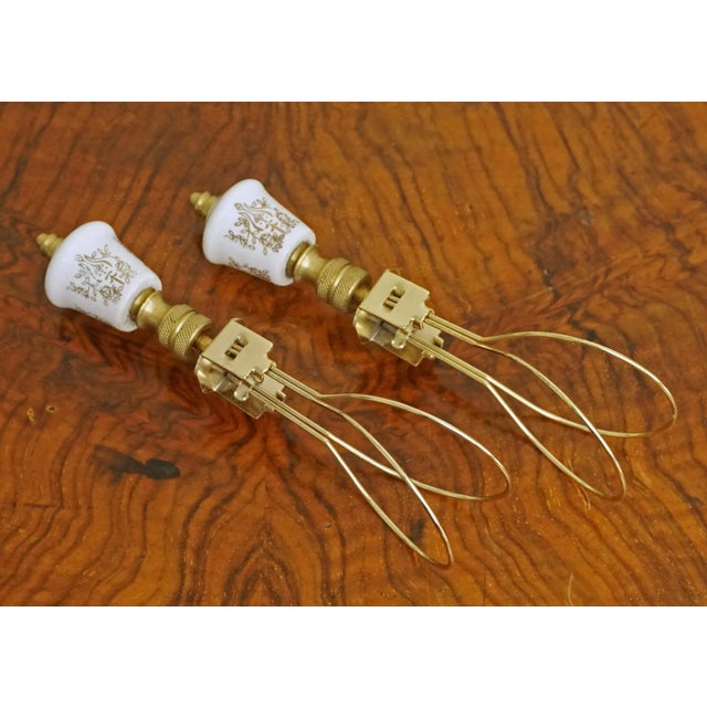 Pair of Vintage French Armorial Samson Porcelain French Décor Chinese Export Style Table Lamps For Sale - Image 11 of 14