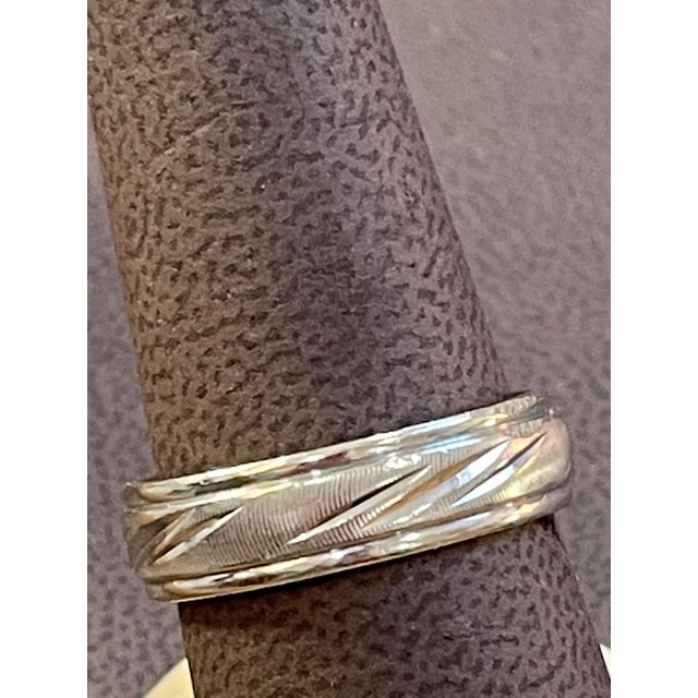 14 Karat White Gold Classic Wide Wedding Band With Design Ring, Unisex Size 10 For Sale - Image 13 of 18