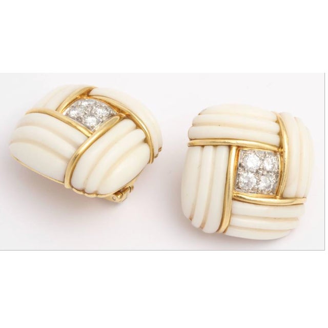 Mid-Century Modern White Coral and 18kt Yellow Gold Clip-On Earrings Vintage 60s For Sale - Image 3 of 7
