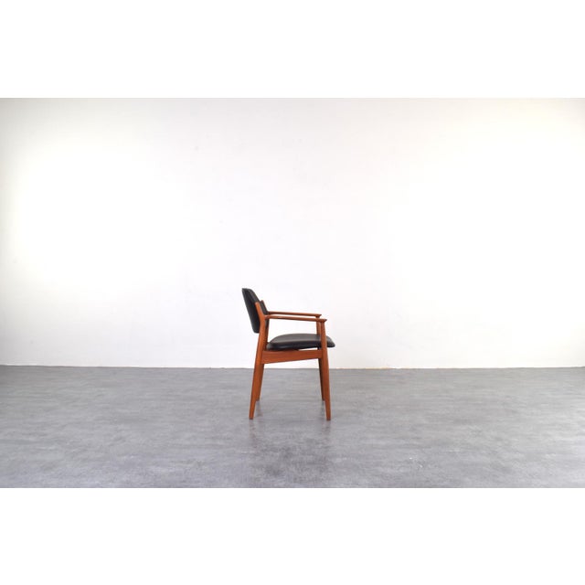 This chair model 62a was designed in the 1960s by Arne Vodder for Sibast Furniture. The frame of the armchair is made of...