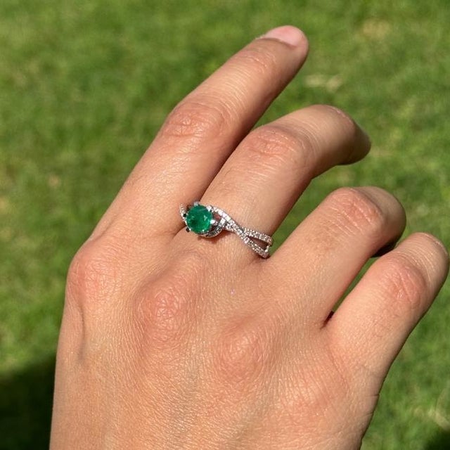 Art Deco Emerald & Diamond Crossover Cocktail Ring in 18k White Gold Size 6 For Sale In New York - Image 6 of 16