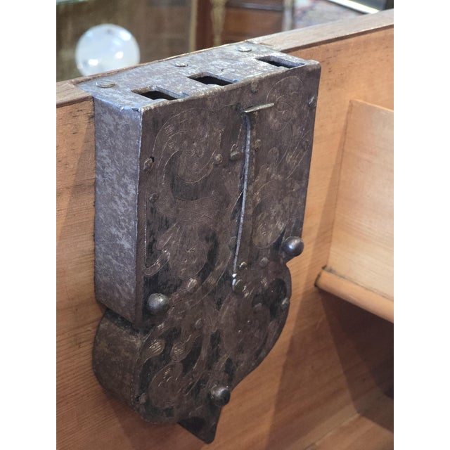 Chest of Drawers in Walnut and Briar with Key, 1703 For Sale - Image 6 of 18