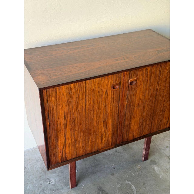Brown Danish Rosewood Cabinet in Style of Brouer – Vintage Mid Century Modern Bar Cabinet 1960s For Sale - Image 8 of 9